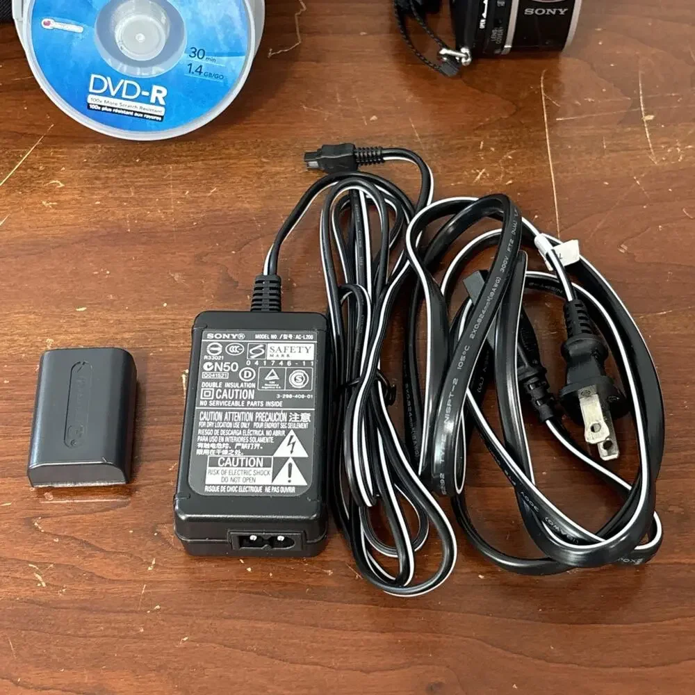 Sony DCR-DVD610 DVD Camcorder 40x Zoom Hybrid Movie Battery Accessories Tested